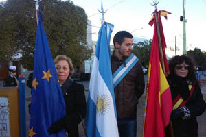 De izda. a dcha., Nélida de la Iglesia, Marcelo Toy Elgueta y Liliana Flores, con las banderas.