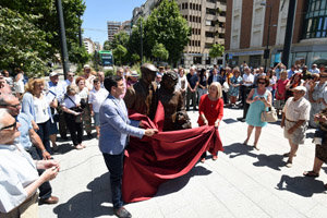 José Entrena y María José Hueltes descubren el Monumento, durante el acto inaugural.