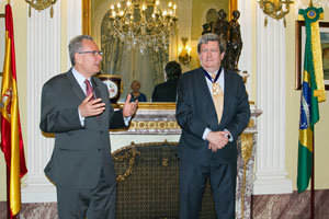 Juan Manuel Bonet –dcha.– y el embajador brasileño en Madrid, Antonio Simões, durante la ceremonia de imposición de la condecoración.
