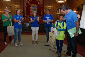 Los niños saharauis recibieron algunos regalos en su visita a la Diputación.