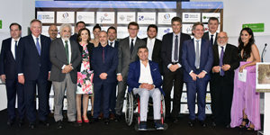 Feijóo y otros dirigentes invitados al evento, posan con los premiados.