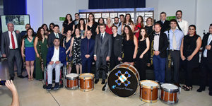 Feijóo y Miranda con los premiados y otros asistentes al evento.