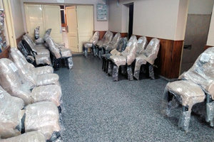 Parte de las 80 sillas adquiridas por el Centro Español.