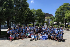 Miranda posa en Melide con los jóvenes de Conecta con Galicia.