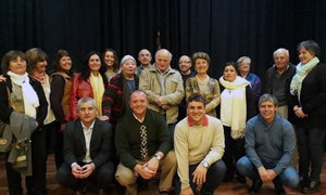 Los directivos de la Asociación Española posan tras el acto de aniversario.