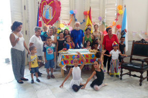 Los niños con la Junta Directiva de la entidad.