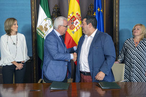 Manuel Jiménez Barrios –izda.– y Mario Alonso se saludan tras la firma del convenio.