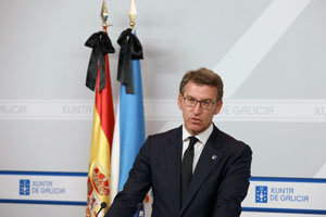 Feijóo compareció junto a las banderas de España y Galicia que lucían un crespón negro en señal de luto.