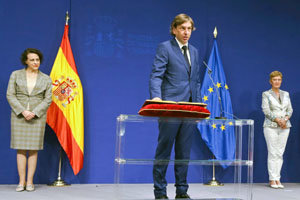 José Alarcón toma posesión del cargo, flanqueado por Magdalena Valerio y Consuelo Rumí.