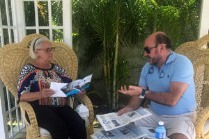 Higinia Valera Gutiérrez, con Luis Vaamonde, director de Galicia en el Mundo, en Pinar del Río.