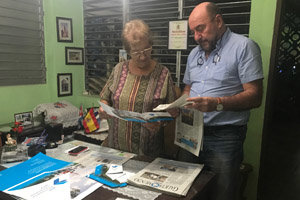 Josefina Diego Castro, con el director de ‘Galicia en el Mundo’, Luis Vaamonde.