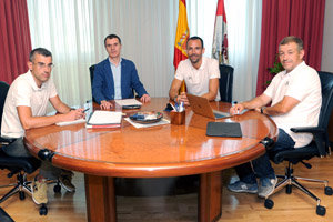 José Manuel Herrero –2º por la izda.–, durante la reunión con los responsables de Fundación +34.