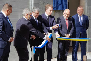 Los presidentes Feijóo y Clavijo, durante el corte de cinta inaugural.