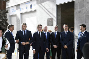 Las autoridades, en la entrada de las instalaciones en el inicio de la reinauguración.
