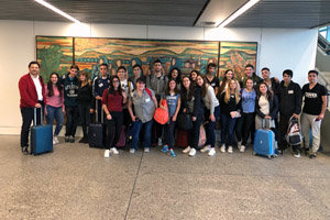 Miranda, junto a los jóvenes procedentes de Argentina para participar en el Conecta con Galicia.
