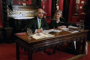 Walter D Aloia, durante su disertación, acompañado por la presidenta de la comisión de Cultura de la Federación.