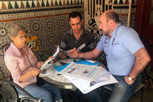 Ronald Pérez –en el centro–, con Vaamonde y la presidenta de la colonia china de Galicia.