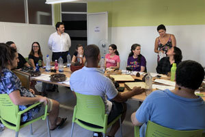 Miranda, con los alumnos de una de las especialidades de Escolas Abertas.