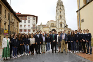 El presidente de Asturias y otros dirigentes posan con los jóvenes procedentes de México.