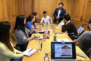 Antonio Rodríguez Miranda conversa con los alumnos en la sala de juntas.
