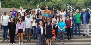 Los 24 jóvenes posan junto a las autoridades en el acto inaugural de la Escuela de Verano.