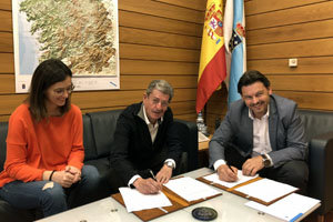 Antonio Rodríguez Miranda y Celso Domínguez firman el convenio en presencia de Clara Tubio.