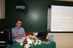 José Manuel Herrero, durante su intervención en el curso sobre migraciones en Pontevedra.