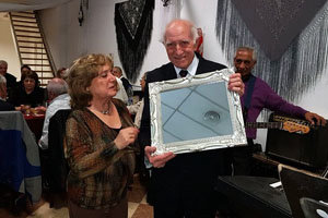 Rodolfo Asensio Gil recibió un presente de manos de Amparín Suay Palomar.