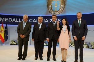 Alberto Nüñez Feijóo y Alfonso Rueda, con los tres galardonados con las Medallas de Galicia.
