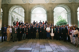 Dirigentes y directores del Cervantes posan en uno de los claustros del Colegio de Santo Domingo de Orihuela.