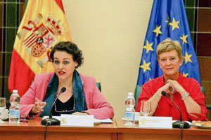 Magdalena Valerio –a la izda.– y Consuelo Rumí, durante la comparecencia del martes.