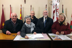 José Luis Mira –2º por la dcha.–, junto a directivos de la Sociedad Española de Salta.