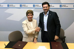 Regina Jallas y Antonio Rodríguez Miranda se saludan tras el acto de la firma del convenio.