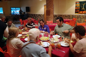 davParte de los beneficiarios, compartiendo mesa junto al vicepresidente y a la secretaria general del CCEC.