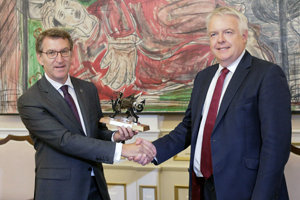 Carwyn Jones entrega un presente a Alberto Núñez Feijóo.