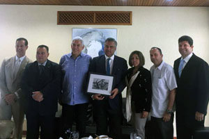 El gobernador de Anzoátegui y el embajador, junto a directores de la Gobernación, el cónsul honorario y los presidentes del CGPLC y del CCEC.