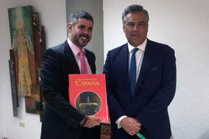 El alcalde de Lechería, Manuel Arturo Ferreira, recibe un obsequio del embajador de España.