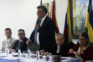 El embajador se dirige a los españoles, en presencia de otros dirigentes.