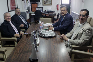 Un instante de la reunión con la Directiva del Centro Gallego de Puerto La Cruz.