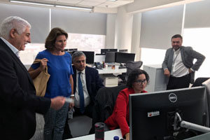 El embajador observa el proceso de Repsol.