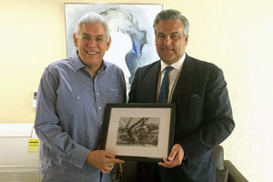El gobernador de Anzoátegui le entrega un obsequio al embajador de España.
