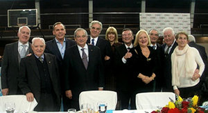 El presidente del Centro Galicia posa junto al embajador de España y su esposa, autoridades locales y dirigentes de la colectividad española en Argentina.