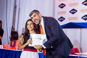 Victoria Uxía recibe el diploma de manos del alcalde de Lechería, Manuel Arturo Ferreira González.