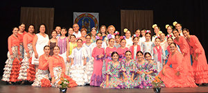 La presidenta de la entidad posa con los participantes en el Festival de Cuadros Infantiles.