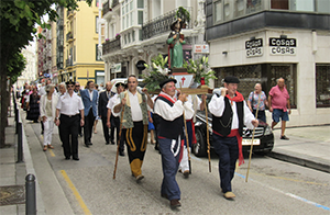 Un momento de la procesión de la imagen de Santiago Apóstol.
