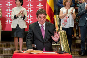 García Montero, en el momento de jurar su cargo como director del Instituto Cervantes.