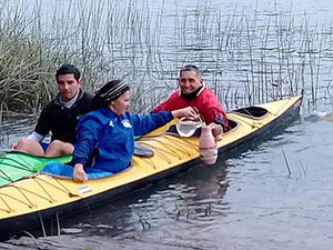Un momento de la regida del agua del río Negro.
