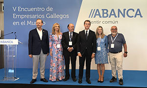 Núñez Feijóo, junto con algunos de los empresarios que se dieron cita en el V Encuentro de Empresarios Gallegos en el Mundo.