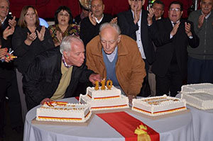 Nilo García sopla las velas de aniversario de la institución.