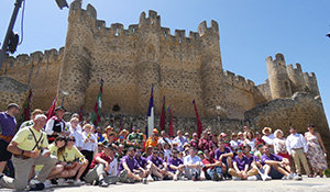 Los participantes en posan con los pendones en la celebración del Día de Asturias en Valencia de Don Juan.